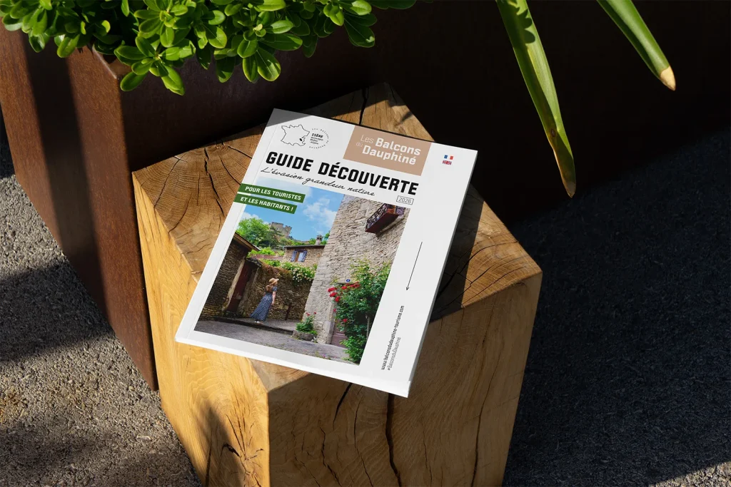 Couverture du guide touristique 2026 des Balcons du Dauphiné, en Isère