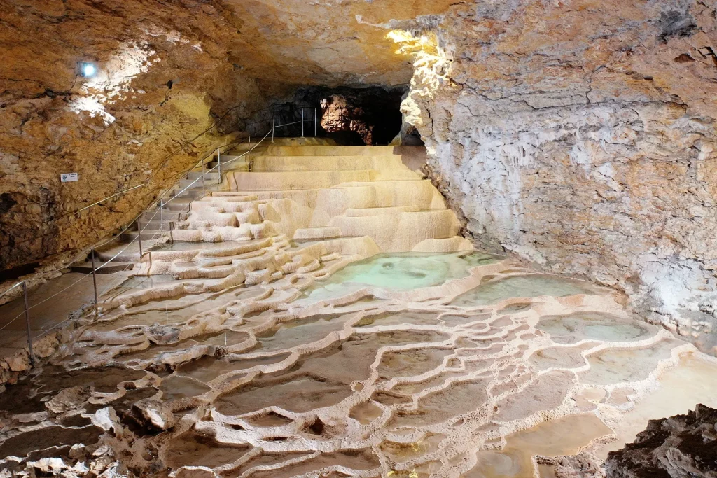 Les Grottes de la Balme : petits bassins - Balcons du Dauphiné (Isère)