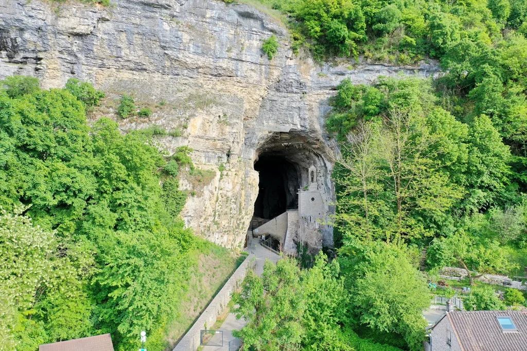 Les Grottes de la Balme : porche d