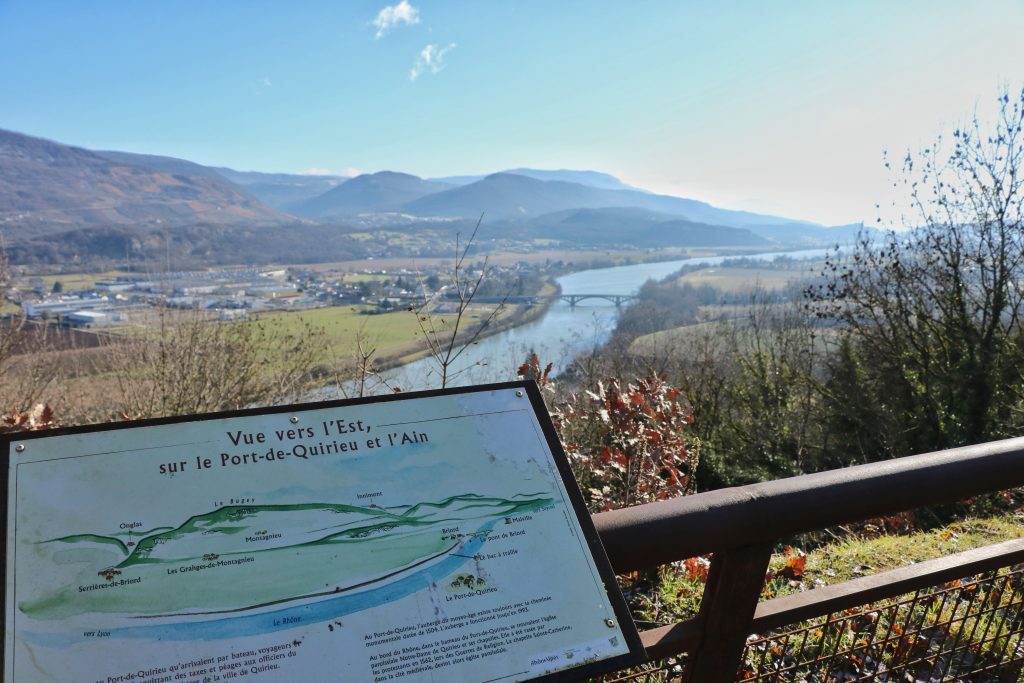 Uitzicht op de Rhône vanuit het middeleeuwse stadje Quirieu