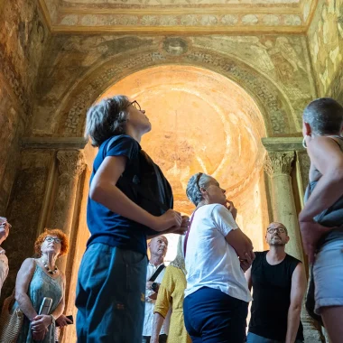 Visite guidée de l'église abbatiale et et des fresques romanes de Saint-Chef - Office de Tourisme des Balcons du Dauphiné (Isère)