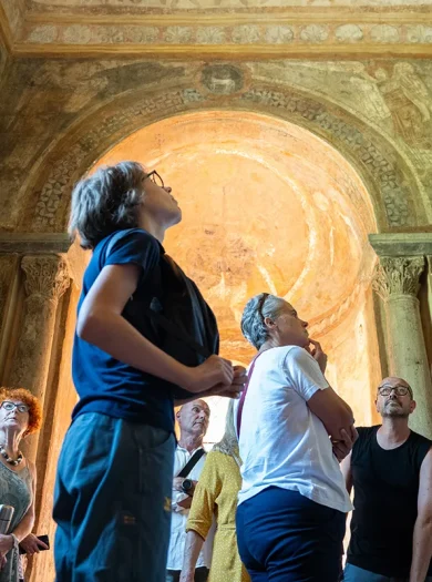 Visite guidée de l'église abbatiale et et des fresques romanes de Saint-Chef - Office de Tourisme des Balcons du Dauphiné (Isère)