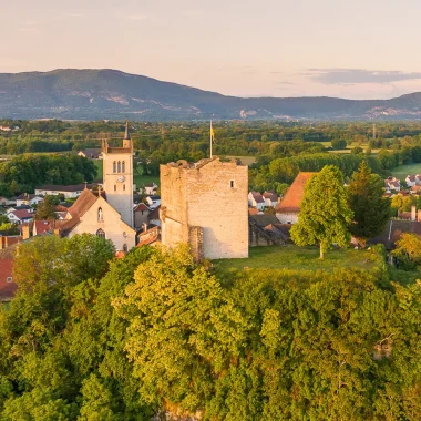 Vue aérienne de la tour médiévale et de l'église Saint-Symphorien de Morestel