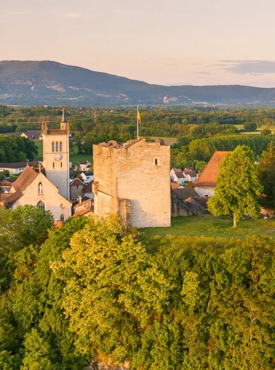 Vue aérienne de la tour médiévale et de l'église Saint-Symphorien de Morestel
