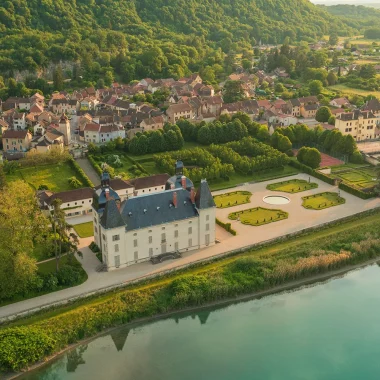 Vue aérienne du château de Vertrieu et ses jardins à la française
