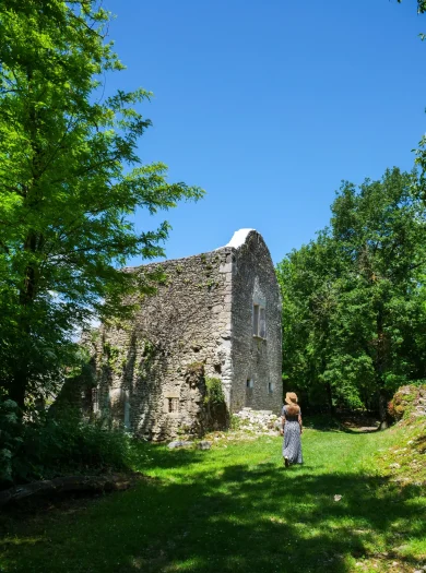 Balade estivale dans la cité endormie de Quirieu