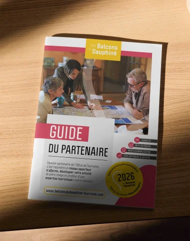 Couverture du guide du partenaire 2026 de l'Office de Tourisme des balcons du Dauphiné